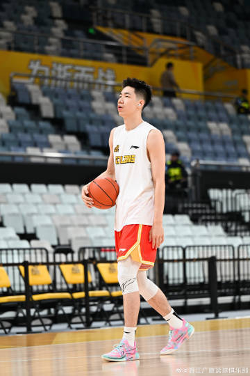 开云-包含广厦男篮赛前战术微调；志在全明星赛名次提升；管理层满意；身体对抗强度拉满的词条